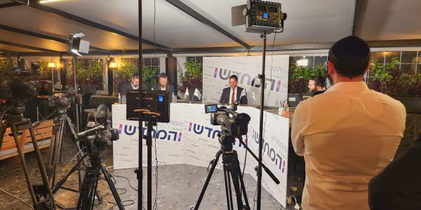 מאחורי הקלעים באולפן הבחירות של 'המחדש'