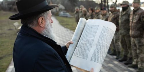 הרב יונתן מרקוביץ בקריאת מגילה לחיילים אוקראיניים. צילום: באדיבות המצלם