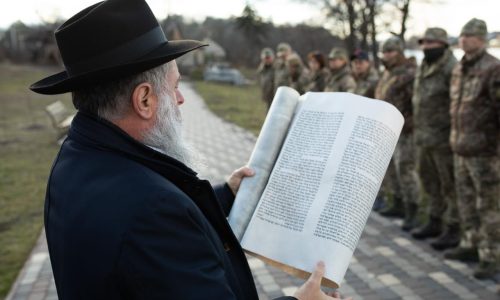 הרב יונתן מרקוביץ בקריאת מגילה לחיילים אוקראיניים. צילום: באדיבות המצלם