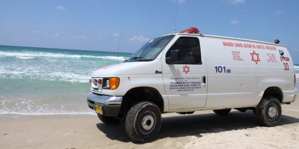 אמבולנס מד"א על חוף הים. צילום: מד"א