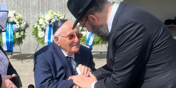 הרב יהודה טייכטל עם אחד מניצולי השואה. צילום: הקהילה היהודית בברלין