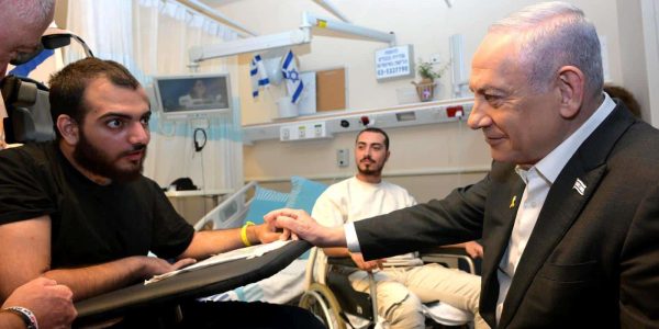 נתניהו עם אחד הלוחמים. צילום: עמוס בן גרשום/ לע''מ