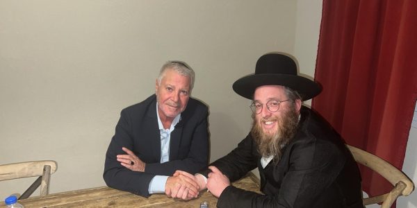 בתמונה: יו"ר המועצה הנבחר מר נתי אלפסי בישיבת היערכות לקראת הבחירות יחד עם הרב משה חיים שניידר יו"ר איחוד הקהילות בטבריה בנשיאות הגר"ד קוק שליט"א. צילום: איחוד הקהילות