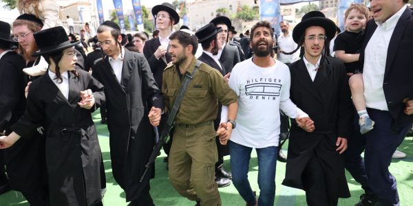 שמחת רשב"י ב'חצר ההילולא' בסמוך לציון שמעון הצדיק בירושלים. צילום: שלומי כהן, משרד ירושלים ומסורת