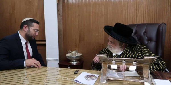 השר יצחק וסרלאוף במעונו של האדמו"ר מתולדות אברהם יצחק. צילום: באדיבות המצלם