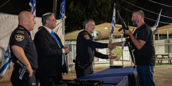 בן גביר מחלק נשקים. צילום: דוברות המשטרה