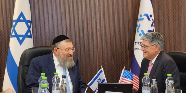 השר בן צור עם שגריר ארה"ב בישראל. צילום: דוברות