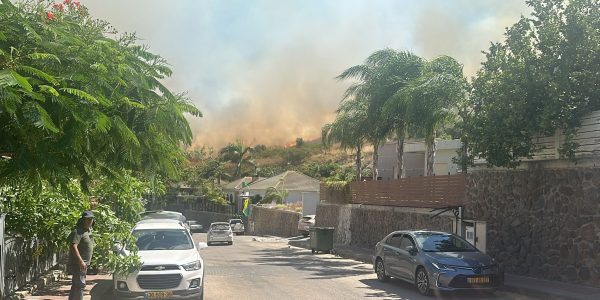 שריפה משתוללת ביבנאל. צילום: כב"ה צפון