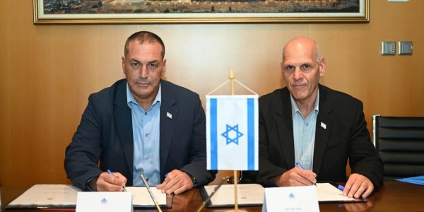מנכ"ל משרד הביטחון אייל זמיר עם מנכ"ל אלביט. צילום: אגף דוברות וקשרי ציבור במשרד הביטחון.