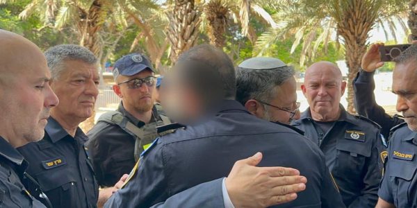 השר בן גביר עם הקצין שניטרל את המחבל. צילום: דוברות