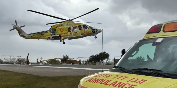 אמבולנס ניידת טיפול נמרץ ומסוק. צילום: מד"א