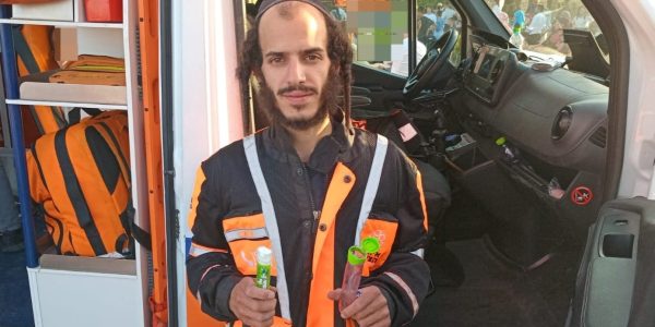 החובש עם המזרק. צילום: איחוד הצלה