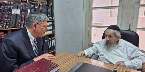 שגריר ארה"ב ג'ק לו, במעונו של מרן הגר"ד לנדו. צילום: באדיבות המצלם