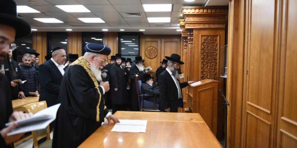 האדמו"ר מבעלזא עם הגרש"מ עמאר באמירת הסליחות של נערי צהר. צילום: באדיבות המצלם