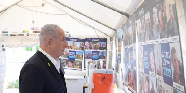 ראש הממשלה בנימין נתניהו באוהל פורום הגבורה. צילום: עמוס בן גרשום / לע״מ