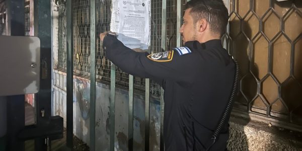 תליית הצו   צילום: דוברות המשטרה