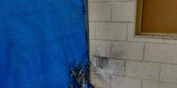 פגיעת הכטב"מ סמוך לממ"ד שבגן הילדים. צילום: דוברות המשטרה
