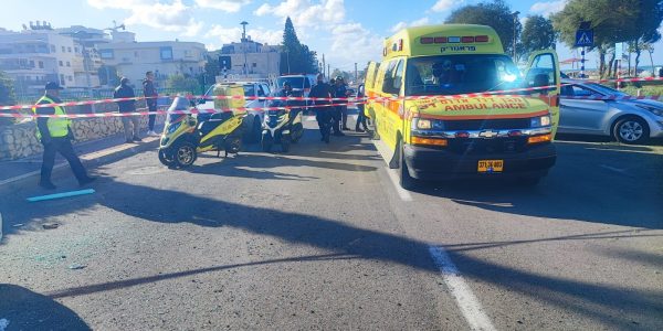 צוותי מד"א בזירה בה נפלה רקטה  צילום: מד"א
