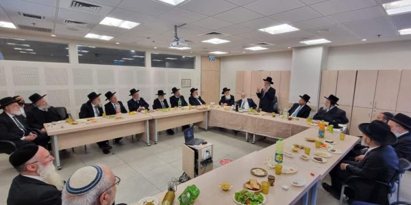 הגר"ד יוסף עם חברי בית הדין הרבני בירושלים. צילום: באדיבות המצלם