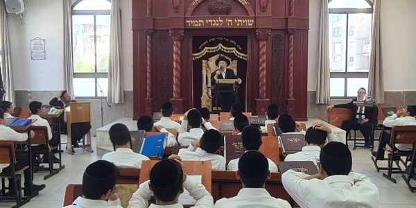 הגר"י קולודצקי עם בני הישיבה