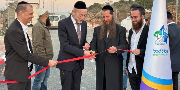 מקלב ואליהו גפני חותכים את הסרט בכניסה לעמנואל. צילום: דוברות