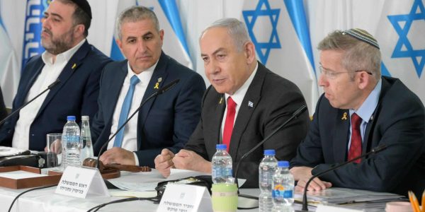 ראש הממשלה בנימין נתניהו וראש עיריית נהריה רונן מרלי בישיבה המיוחדת. צילום: מעיין טואף/ לע״מ.