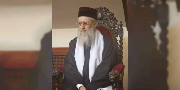 הגר"ד יוסף עם הגלימה המרוקאית, בהכתרה שנערכה מטעם העדה לראשון לציון. צילום: יוני שושנה
