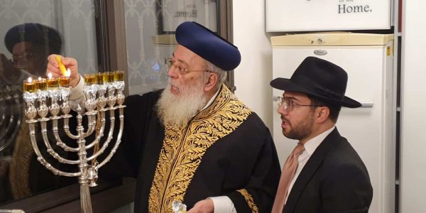 הגרש"מ עמאר בהדלקת נרות חנוכה