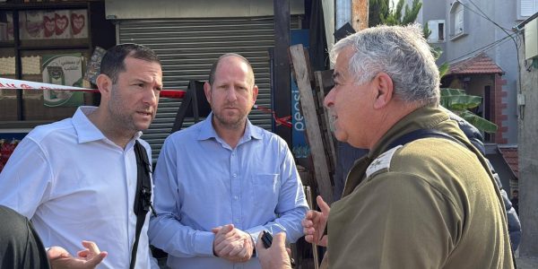 עוזאל ותיק ויוסי דגן בזירת הפיגוע. צילום: דוברות מועצת שומרון