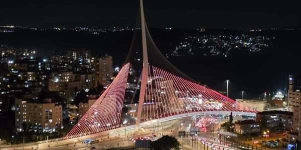 גשר המיתרים מואר בכתום. צילום: ארנון בוסאני