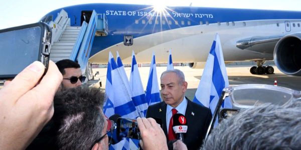 נתניהו לפני ההמראה במטוס כנף ציון. צילום: אבי אוחיון/ לע״מ.