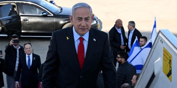 נתניהו לפני ההמראה במטוס כנף ציון. צילום: אבי אוחיון/ לע״מ.