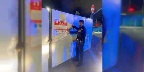 הדבקת הצו בתל אביב  צילום: דוברות המשטרה