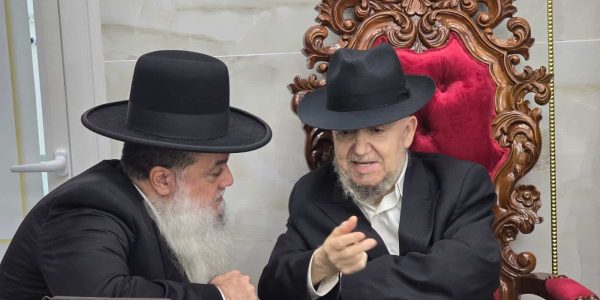 הרב יגאל כהן עם מרן הגר"מ מאזוז. צילום: בית הרב