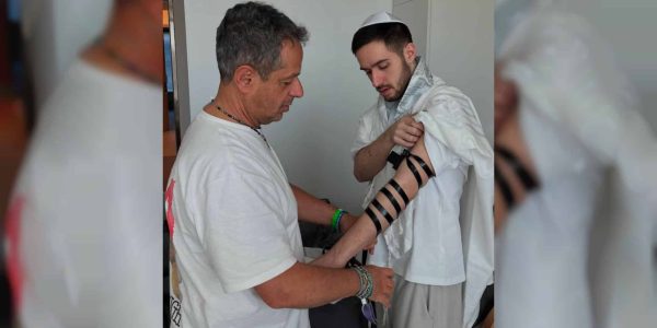 עומר שם טוב מניח תפילין.