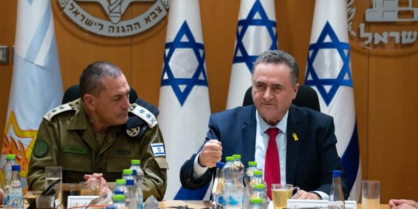 שר הביטחון ישראל כ"ץ עם הרמטכ"ל אייל זמיר. צילום: אריאל חרמוני/משהב"ט