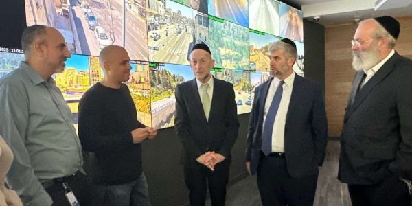 באורי מקלב במרכז ניהול התנועה בירושלים