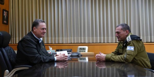 שר הביטחון ישראל כ"ץ והרמטכ"ל אייל זמיר. צילום: אריאל חרמוני, משרד הביטחון