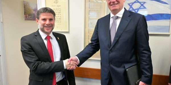 סמוטריץ' עם מזכ"ל ה-OECD   צילום: שלומי אמסלם/לע"מ