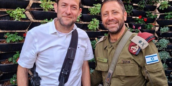 יוסי דגן עם אלוף פיקוד מרכז