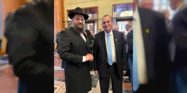 הרב טייכטל עם ראש עיריית תל אביב חולדאי
