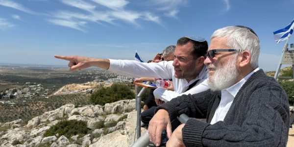 הרב גוטניק עם יוסי דגן