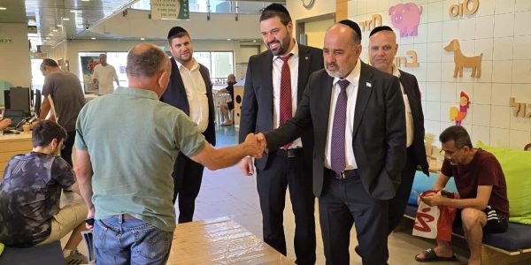 השר מרגי בביקור במרכז משפחות המפונים בבאר שבע