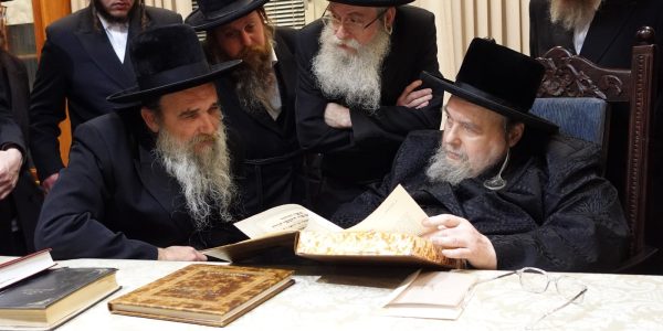 האדמו"ר מבעלזא עם זוהר בני היכלא