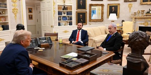נתניהו בפגישתו עם הנשיא טראמפ וסגנו.  צילום: אבי אוחיון/לע"מ