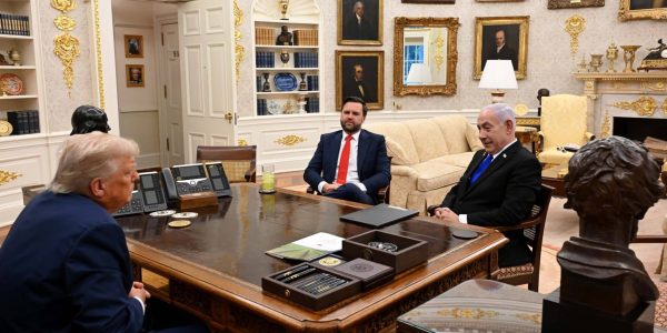 נתניהו בפגישתו עם הנשיא טראמפ וסגנו.  צילום: אבי אוחיון/לע"מ