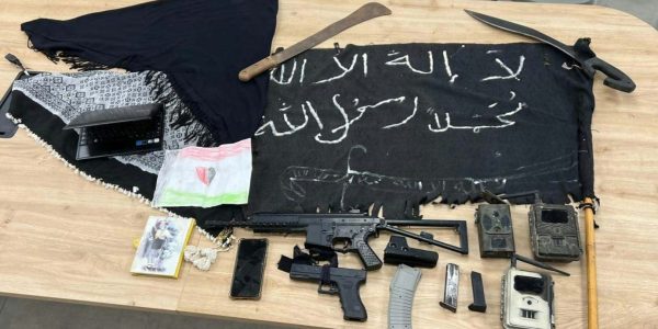 דגל דאעש שנתפס   צילום: דוברות משטרת ישראל