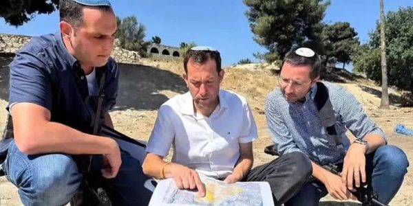 דגן על חורבות ביתו בשא-נור