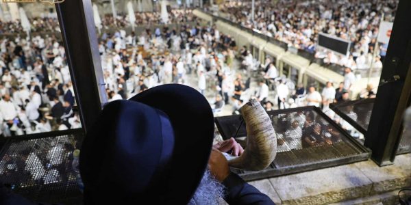 סליחות ראשונות בכותל המערבי   צילום: הקרן למורשת הכותל המערבי