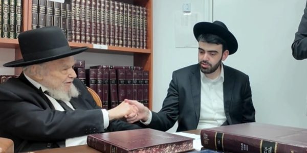 הרב משה הילל הירש עם הבחור נוריאל מירזקנדוב